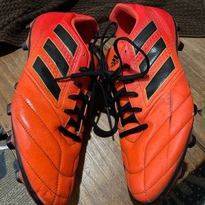 Used orange men’s Adidas soccer cleats size 10.5. In good condition see pictures